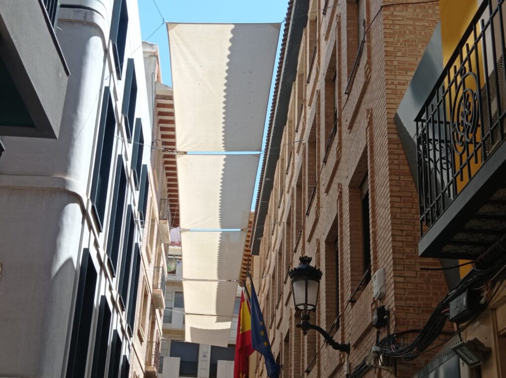 Comienza la colocación de los toldos en las calles del centro tras ...