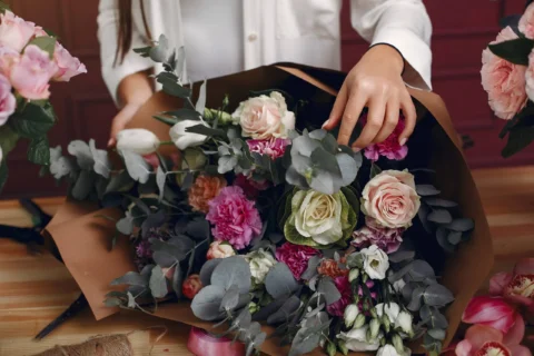 florist-makes-beautiful-bouquet-in-studio-scaled