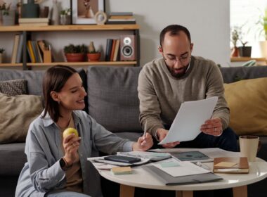 Pareja en Murcia revisando sus finanzas antes de pedir un préstamo rápido online