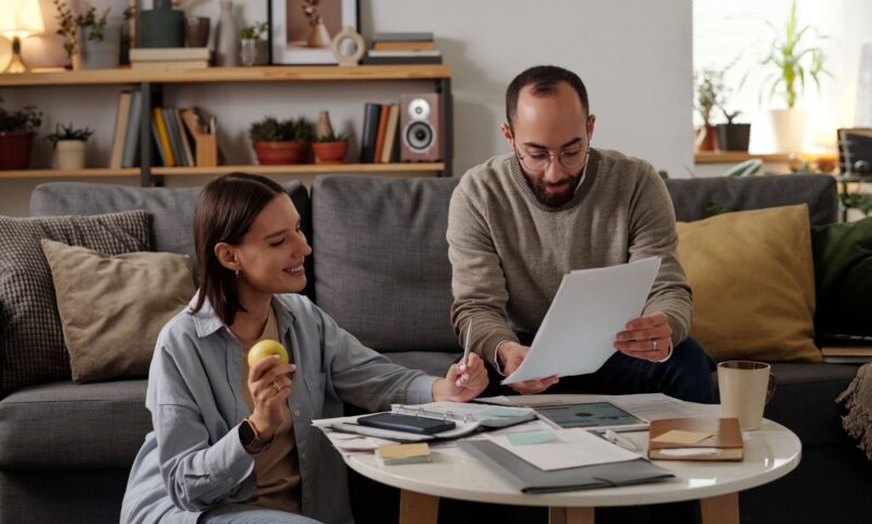 Pareja en Murcia revisando sus finanzas antes de pedir un préstamo rápido online