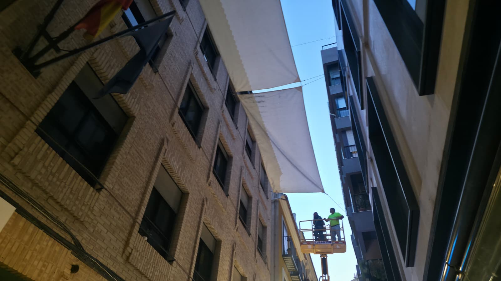 Comienza la instalación de toldos en las principales calles del centro ...