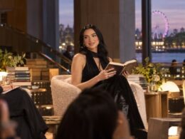 Dua Lipa participando en un encuentro literario durante el London Literature Festival