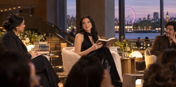 Dua Lipa participando en un encuentro literario durante el London Literature Festival